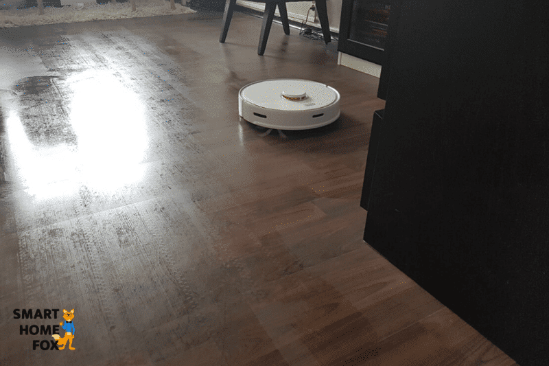 Roborock S5 Max mopping test on a laminate floor